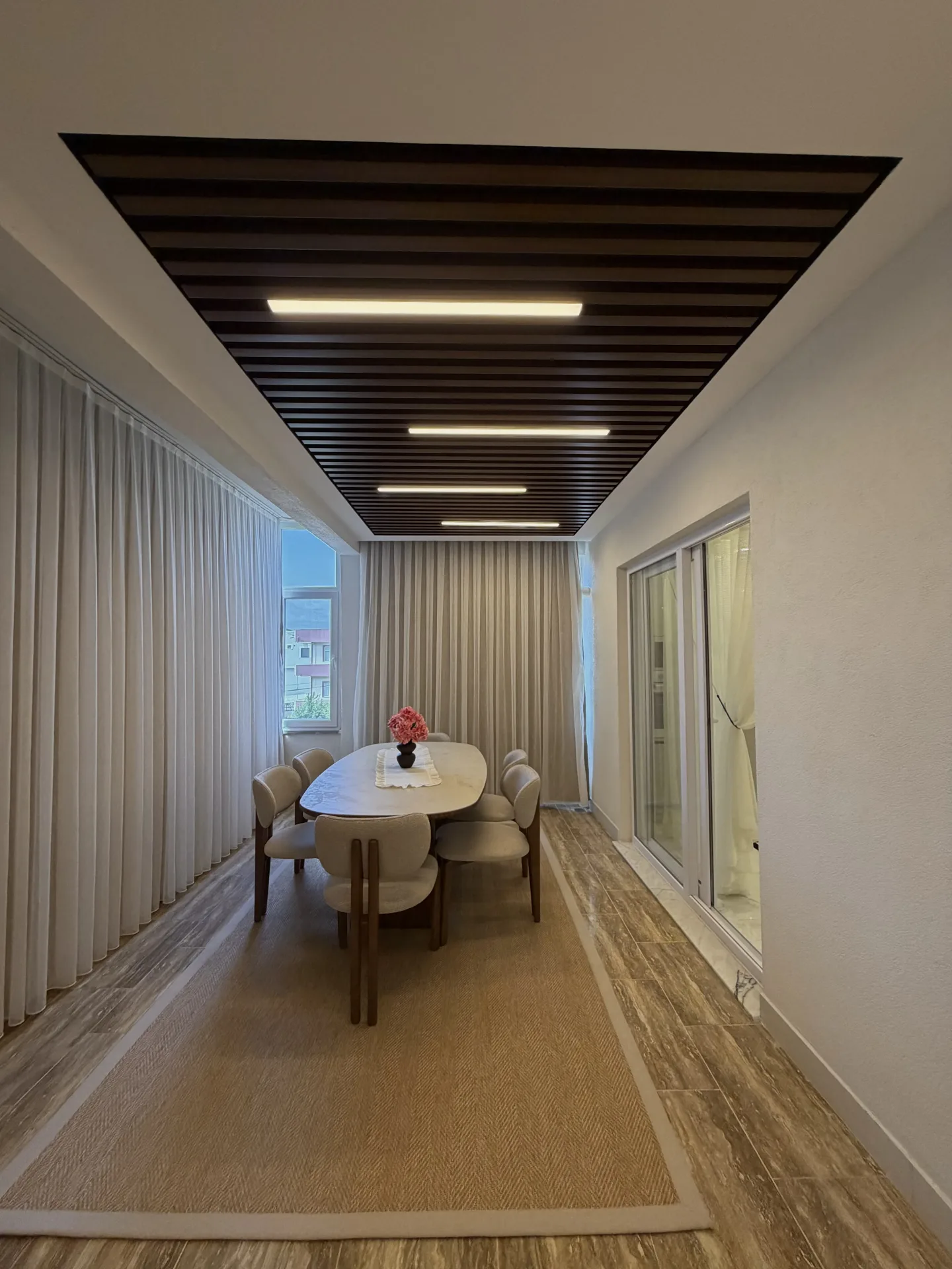 G-H Evi — Yemek Masası Odak Noktası