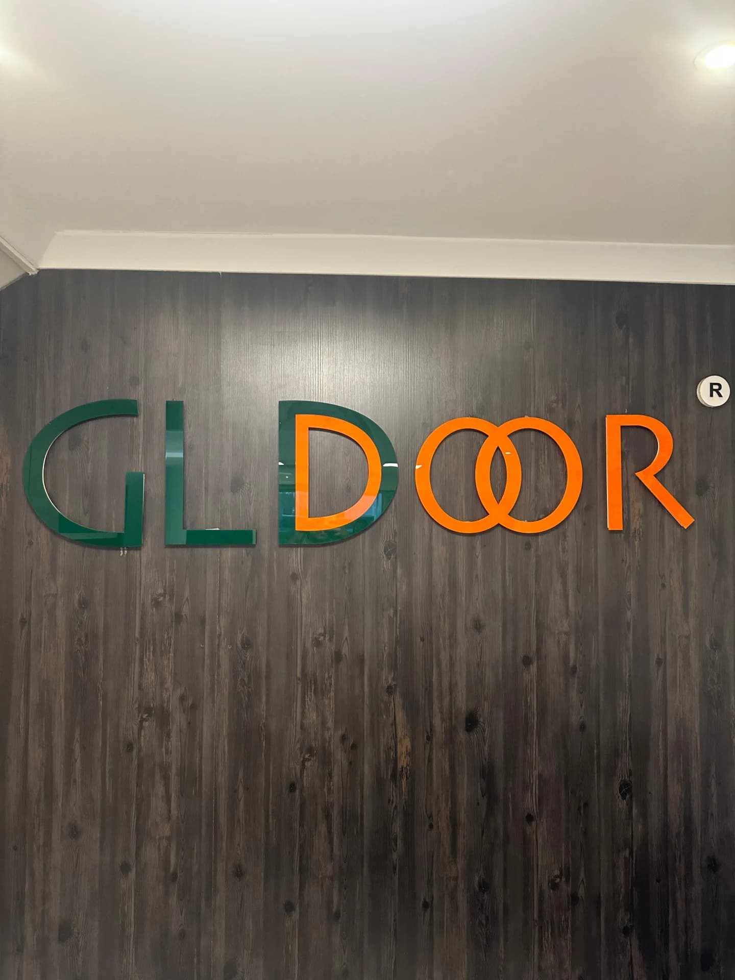 GLDDOOR Showroom & Ofis — GLDDOOR Logo & Ahşap Panel Duvarı