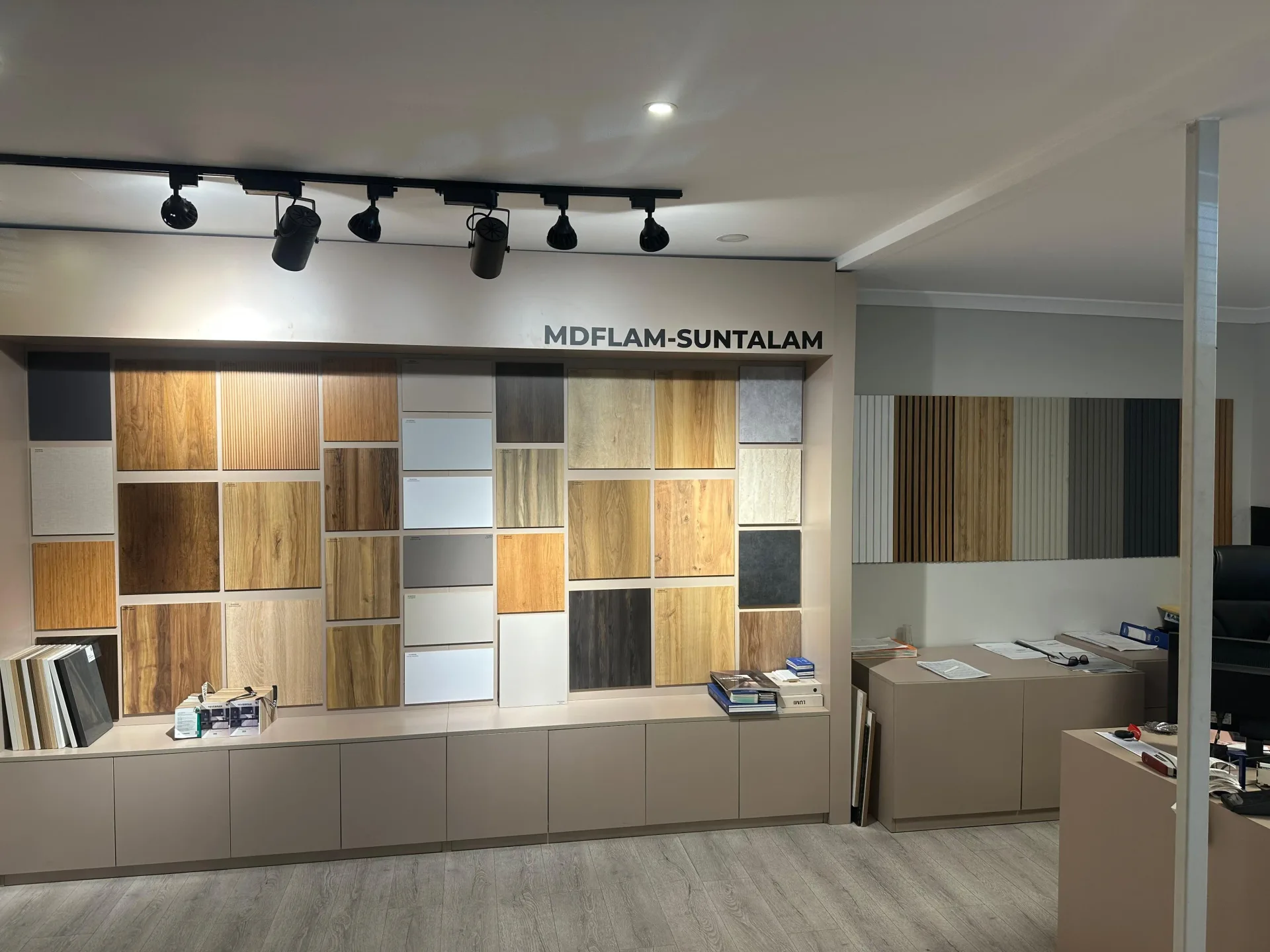 GLDDOOR Showroom & Ofis — Showroom Genel Malzeme Duvarı