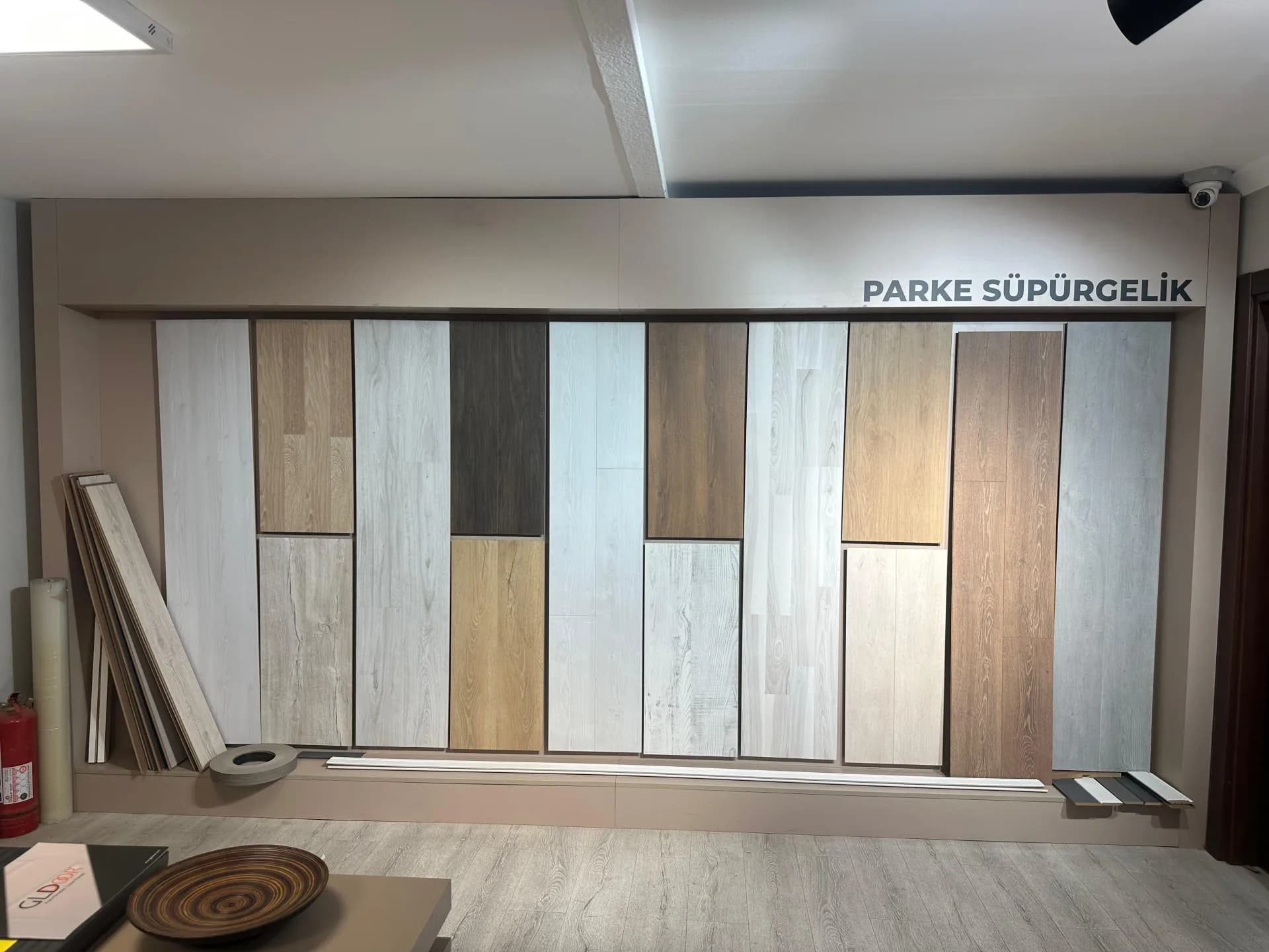 GLDDOOR Showroom & Ofis — Parke & Süpürgelik Modülü