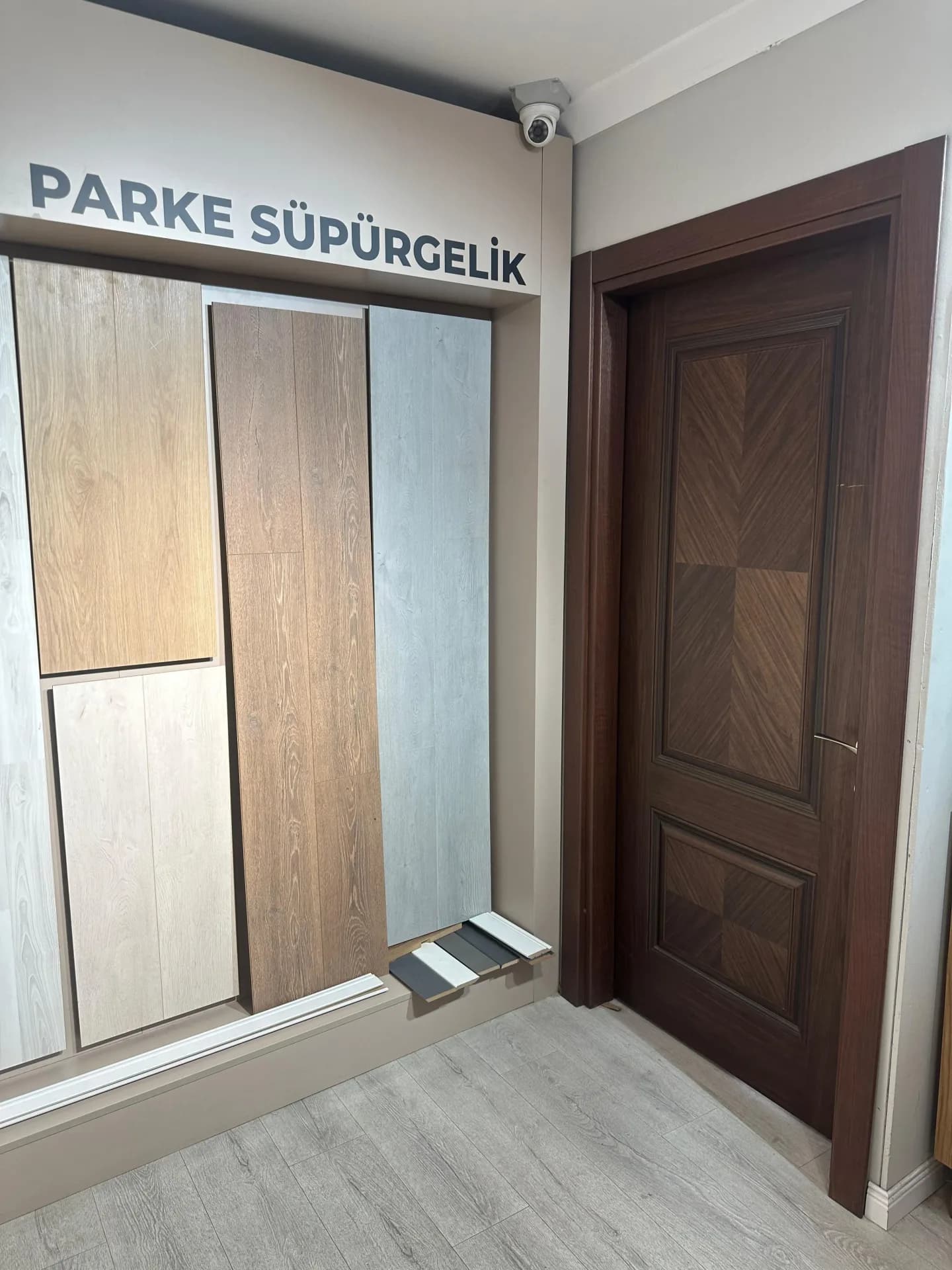 GLDDOOR Showroom & Ofis — Ahşap Kapı & Süpürgelik Detayı