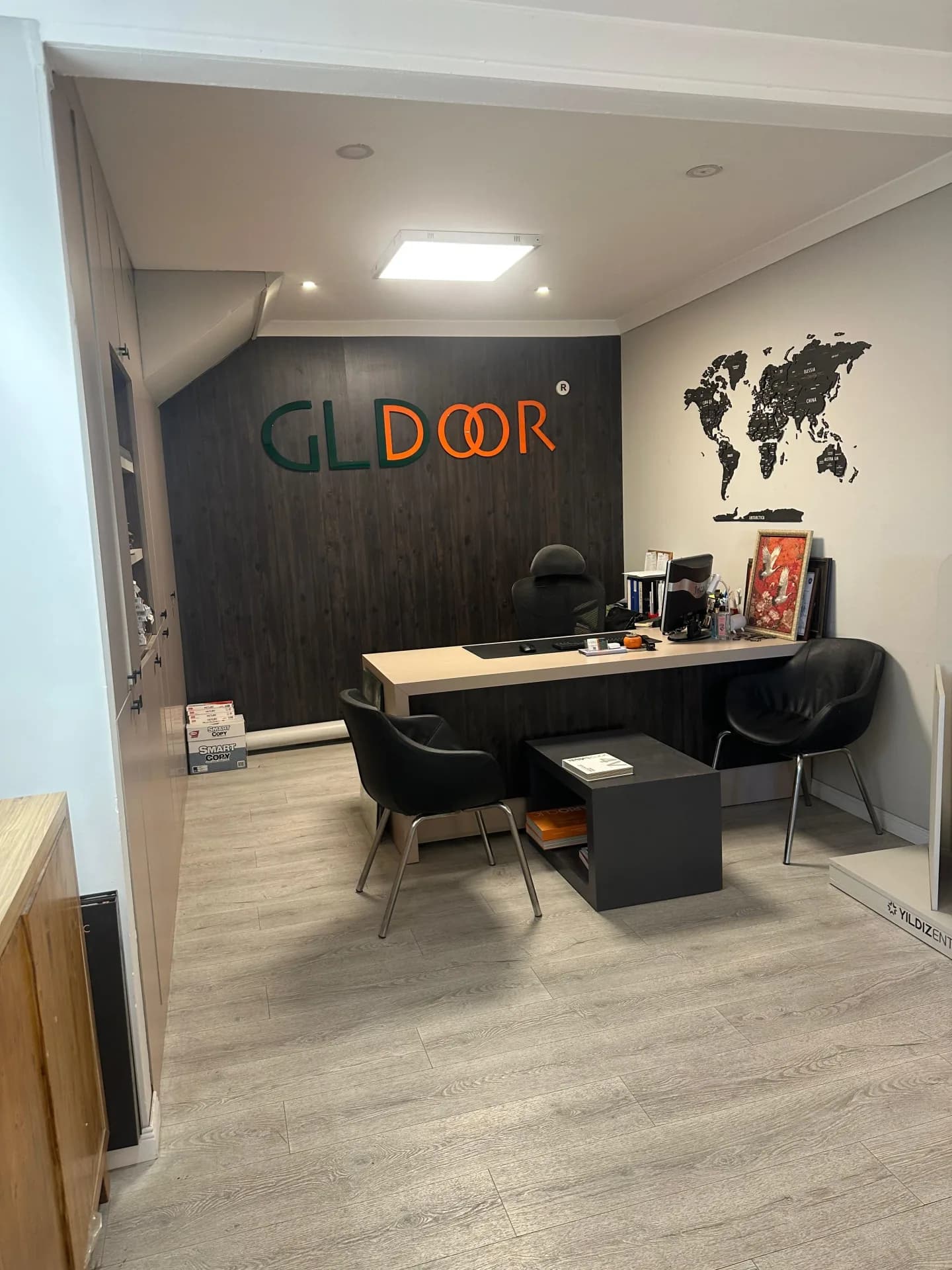 GLDDOOR Showroom & Ofis — GLDDOOR Yönetim Ofisi & Karşılama Alanı