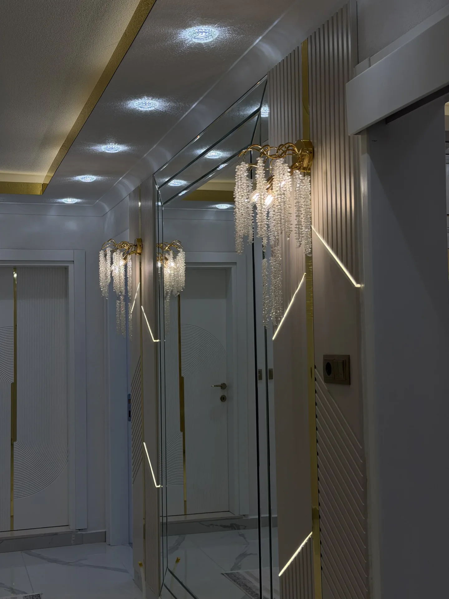 İ-S Evi — Giriş Konsol ve Ayna