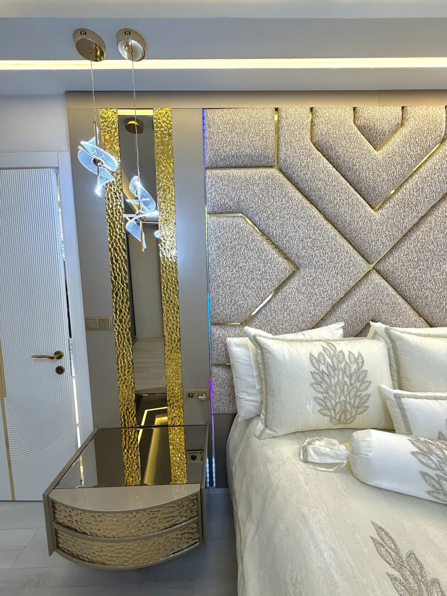 İ-S Evi — Gizli Işık ve Tavan Detayı
