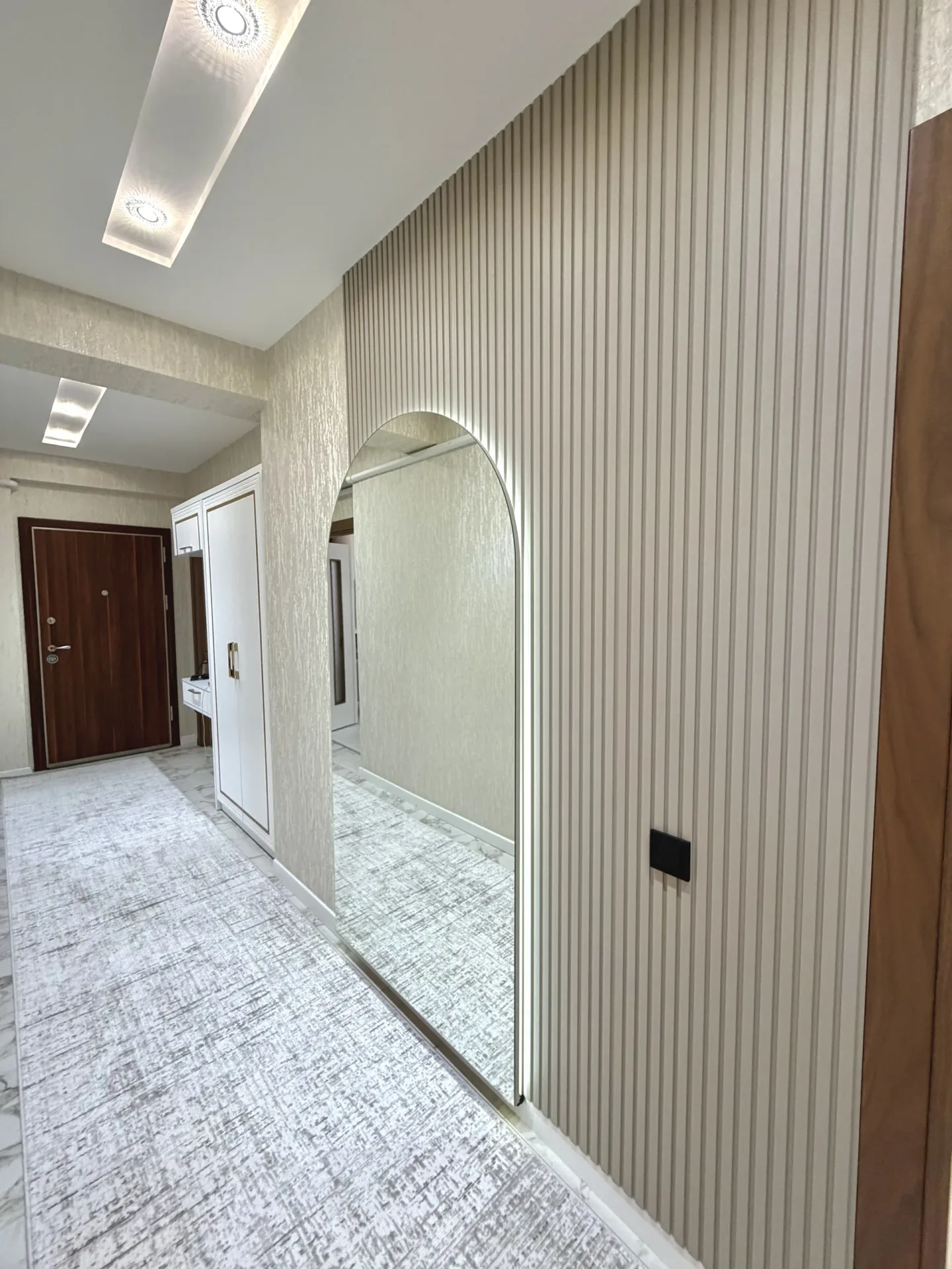 M-E Evi — Koridor Ahşap Çıta ve Kapı Detayları