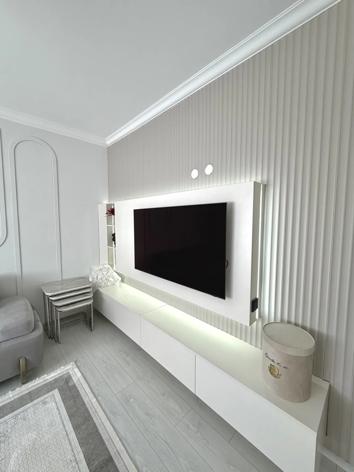 M-E Evi — TV Köşesi ve Kitaplık