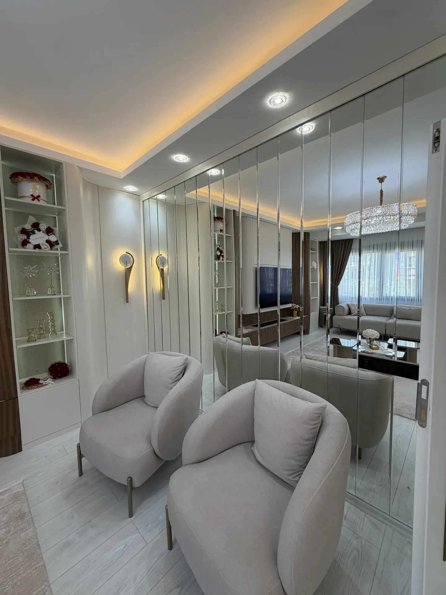 M-E Evi — Gün Işığında Salon Düzeni
