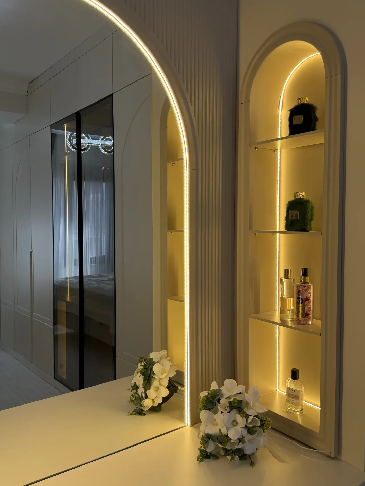 M-E Evi — Pencere Önü Dinlenme Odaklı Bakış