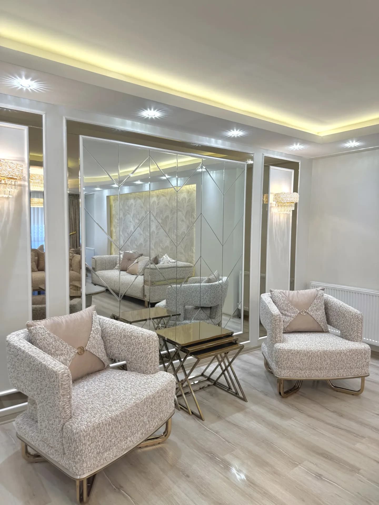 S-İ Evi — Duvar Panelleri ve Aydınlatma