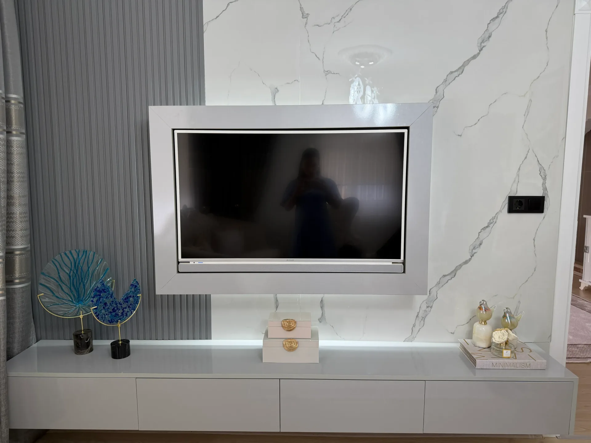 Y-H Evi — TV Ünitesi ve Mermer Kaplama Duvar